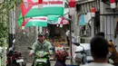 <p>Pemasangan spanduk dan bendera dilakukan oleh anak-anak muda yang tergabung dalam karang taruna. (Liputan6.com/Angga Yuniar)</p>