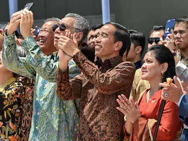  Presiden RI Joko Widodo didampingi Ibu Negara Iriana dan PM Singapura Lee Hsien Loong dan istrinya Ho Ching menyaksikan manuver F16 Angkatan Udara Singapura dan F16 TNI-AU di Marina Bay Cruise Center di Singapura, Kamis (7/9). (AFP Photo/Roslan Rahman)