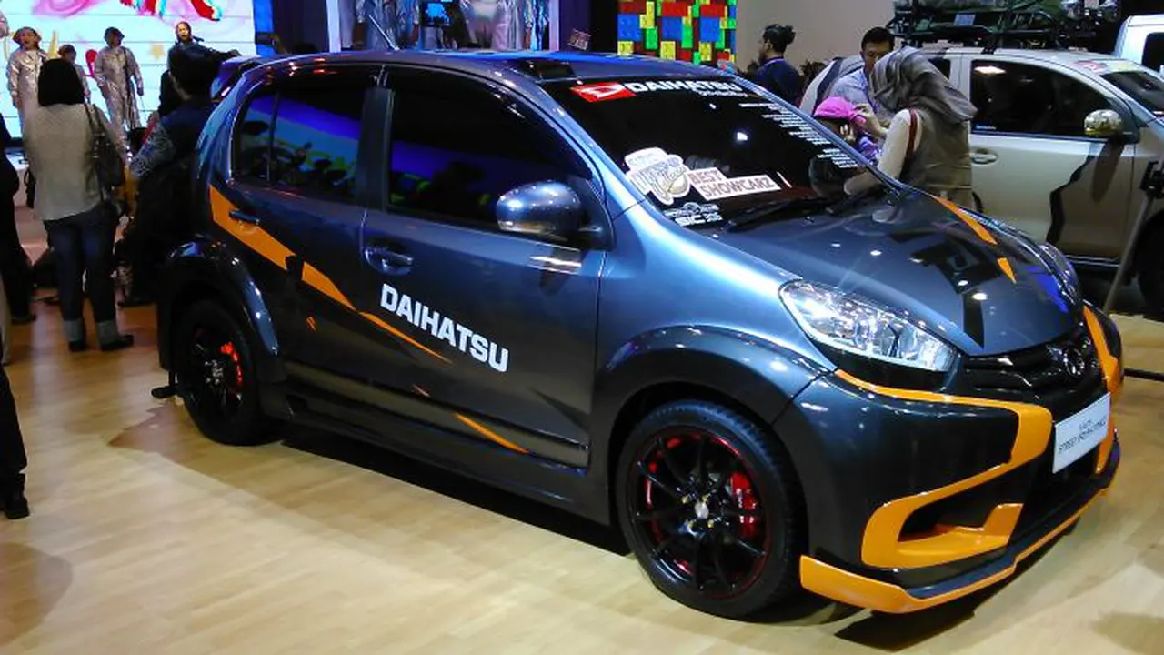 Dua Pemenang Sirion Dress Up Mejeng Di Booth Daihatsu Selama IIMS