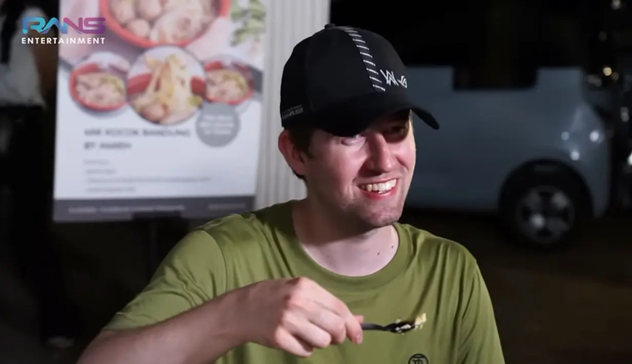 Tidak hanya makanan dan cemilan khas Indonesia, Raffi dan Gigi juga menyiapkan buah durian untuk tamunya dari Norwegia ini. Momen saat Alan akan mencicipi durian. Sebelum makan, ia terlebih dulu mencium aroma khasnya dari sendoknya. "Finger crossed you like it (semoga anda menyukainya)," ucap Gigi. [Youtube/Rans Entertainment]