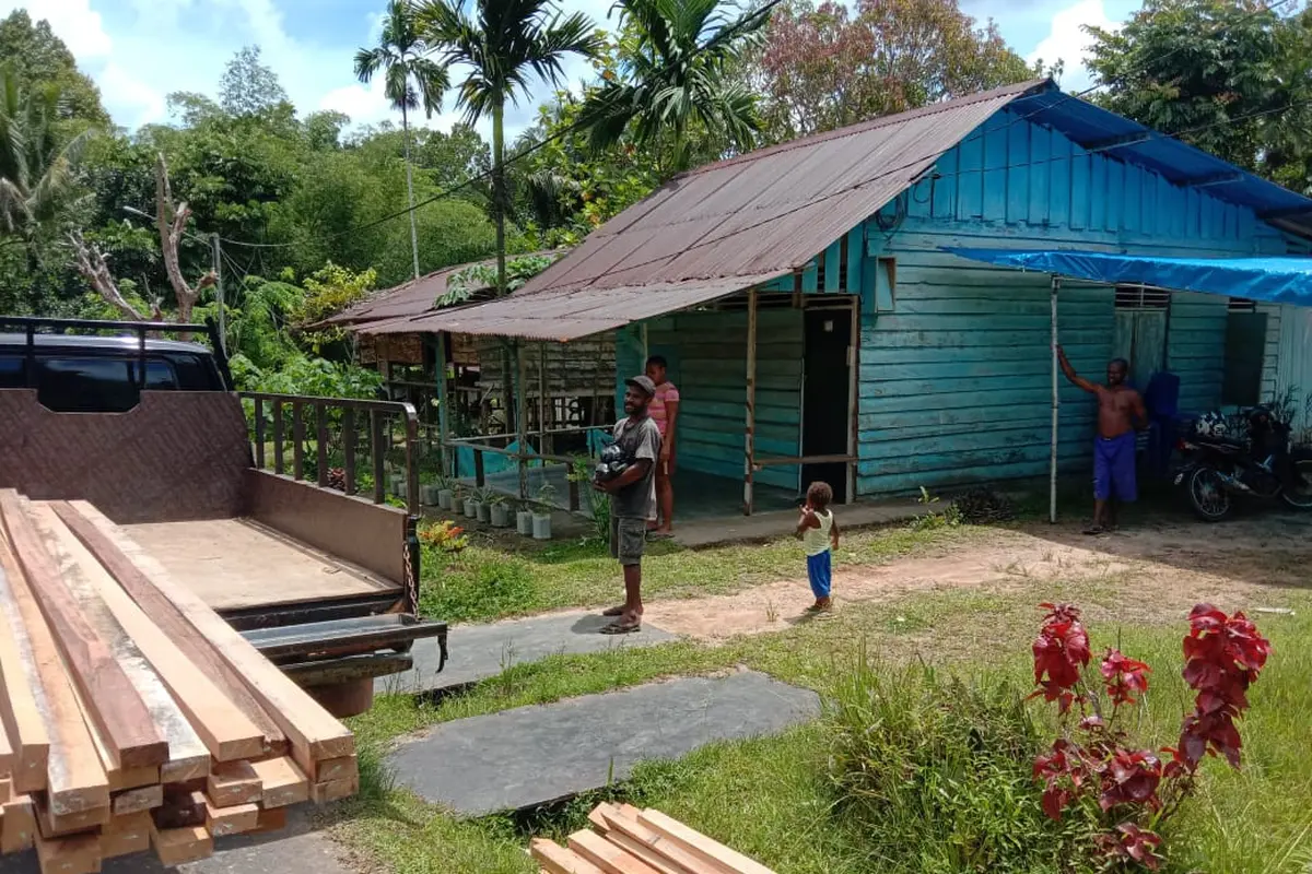 Program Bantuan Stimulan Perumahan Swadaya (BSPS) atau bedah rumah untuk 50 unit rumah tak layak huni (RTLH) di dua kampung wisata di Sentani, Papua. (Dok. Kementerian PUPR)