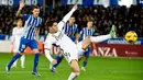 Pemain Real Madrid, Brahim Diaz berusaha mencetak gol ke gawang Deportivo Alaves pada laga pekan ke-18 Liga Spanyol 2023/2024 di Mendizorroza Stadium, Vitoria, Spanyol, Jumat (22/12/2023) dini hari WIB. (AFP/Ander Gillenea)