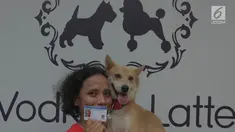 Warga bersama hewan peliharaannya menunjukkan tanda pengenal usai pemasangan microchip di Kawasan Kemang, Jakarta, Sabtu (6/10). (Merdeka.com/Imam Buhori)