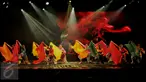 Finalis Abang None Jakarta beraksi dalam pertunjukan Betawi berjudul ‘JAWARA! Langgam Hati Dari Marunda’ di Gedung Kesenian Jakarta, Jumat (23/10). Teater silat betawi Djarum Apresiasi Budaya digelar pada 24-25 Oktober 2015. (Liputan6.com/Gempur M Surya)