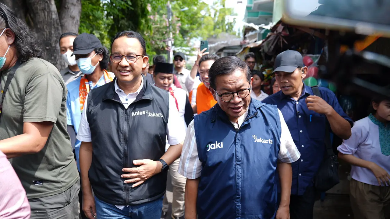 Mantan Gubernur Jakarta Anies Baswedan blusukan bareng Pramono Anung di Kapuk, Jakarta, Jumat (22/11/2024).