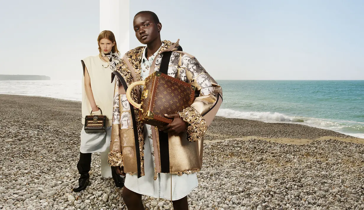 Kini keseluruhan koleksi Louis Vuitton x Fornasetti telah diluncurkan di toko-toko dan official website online di seluruh dunia. Beragam produk dari mulai beragam jenis tas, jacket, top, scarf, hingga rok menjadi collectible items yang patut dimiliki. (Foto:  dok. Louis Vuitton)