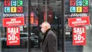 Seorang pria berjalan melewati toko cendera mata yang tutup di Berlin, Jerman, 16 Desember 2020. Jerman menerapkan karantina wilayah (lockdown) yang lebih ketat mulai 16 Desember 2020. (Xinhua/ShanYuqi)