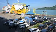 PT ASDP Indonesia Ferry (Persero) mencatat pergerakan kendaraan dan penumpang yang dilayani sebanyak 26.122 orang dan 125.950 unit kendaraan di dua lintasan penyeberangan utama Merak-Bakauheni dan Ketapang-Gilimanuk pada momen libur dan cuti bersama Hari Kenaikan Yesus Kristus. (Dok. ASDP)