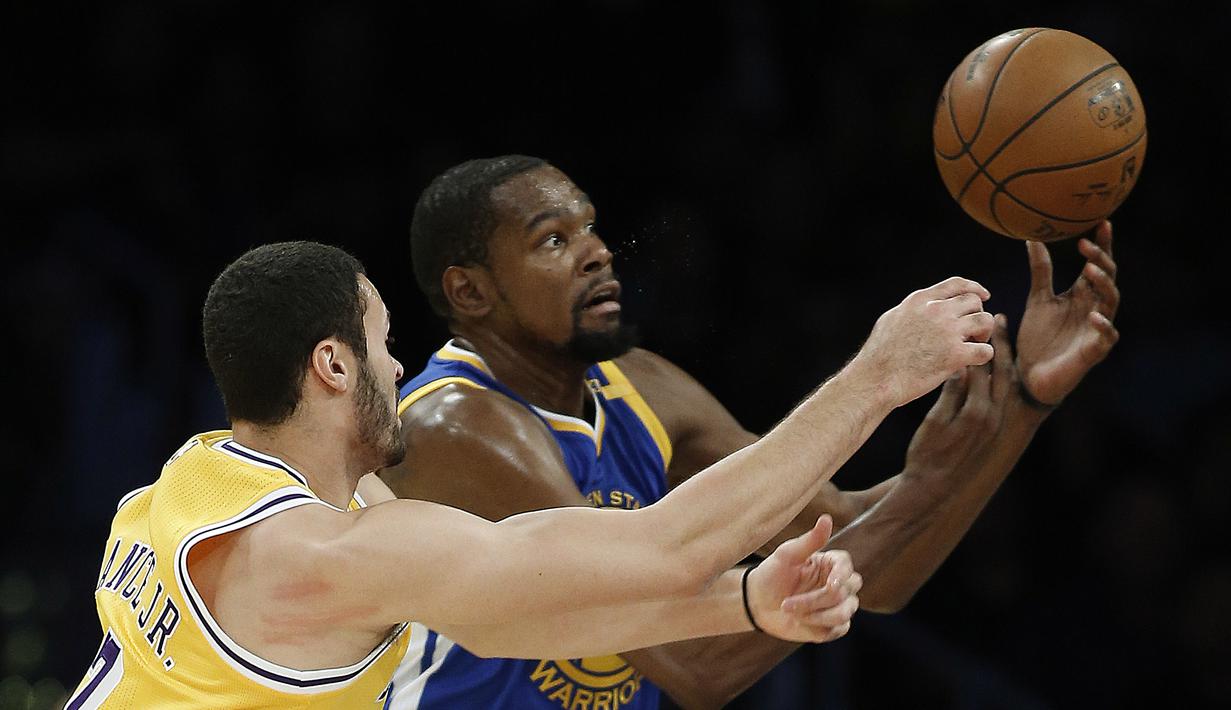 Pemain Los Angeles Lakers, Larry Nance Jr. (kiri) berebut bola dengan pemain Golden State Warriors, Kevin Durant (kanan) pada laga NBA basketball game di Los Angeles, (4/11/2016).  (AP /Alex Gallardo)