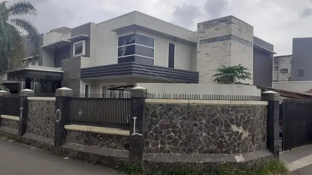 Garasi Muat 9 Mobil, Ini 7 Potret Rumah Mewah Andre Taulany yang Dijual