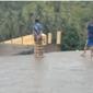 Jembatan penghubung di Desa Bambangan, Malunda, Mejene putus saat banjir bandang (Foto: Liputan6.com/Istimewa)