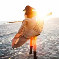 Sama seperti kamu yang telah memilih untuk menikah muda, maka single juga merupakan sebuah pilihan yang harus dihargai. (Foto: glamour.com)