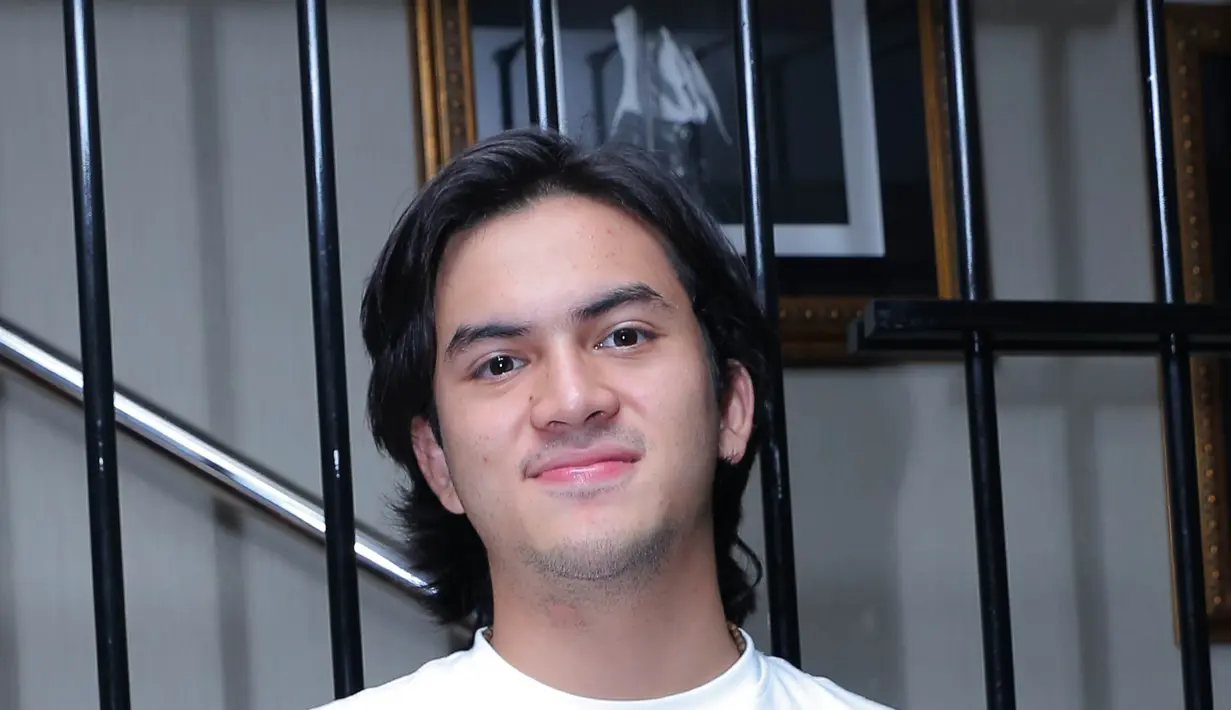 Berbeda dengan tahun sebelumnya. Tahun ini bintang film 'ILY From 38.000 FT', Rizky Nazar lebih banyak buka bersama bareng keluarganya. Puasa kali ini, Rizky ingin lebih khusu' menjalani ibadah. (Andy Masela/Bintang.com)