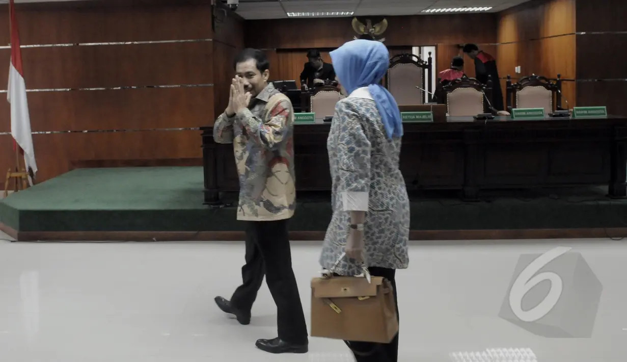 Hakim memberikan vonis karena Romi Herton dan istri terbukti menyuap Akil Mochtar, Pengadilan Tipikor, Jakarta, Senin (9/3/2015). (Liputan6.com/Andrian M Tunay)