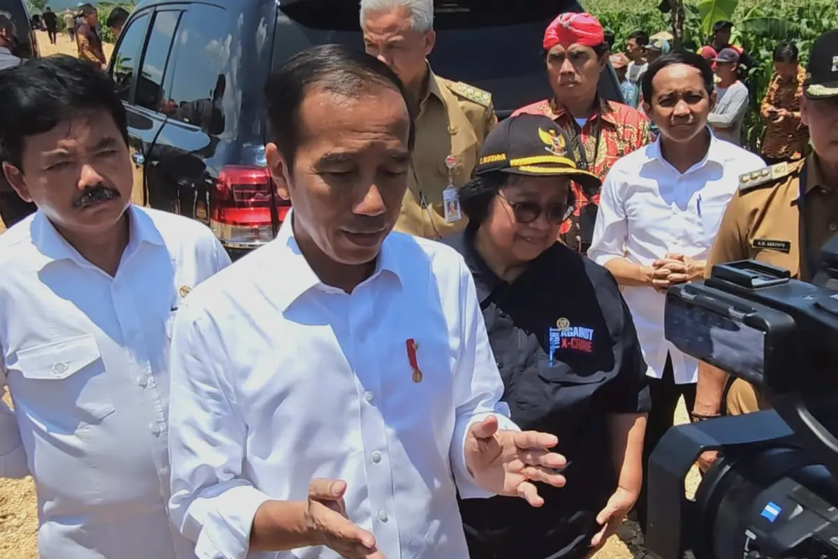 Menteri Agraria Tata Ruang/Badan Pertahanan Nasional (ATR/BPN) Hadi Tjahjanto saat menemani Presiden Joko Widodo atau Jokowi.