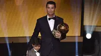Bintang Real Madrid asal Portugal, Cristiano Ronaldo dan anaknya, Cristiano Jr. (AFP/Fabrice Coffrini)