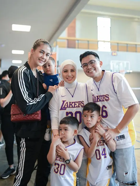 Sesuai dengan tema,istri Baim Wong Paula Verhoeven dan Kenzo tampak mengenakan pakaian sporty. [Instagram/tya_ariestya]