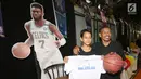 <p>Mantan pemain NBA, Muggsy Bogues foto bersama dengan putra Gubernur DKI Jakarta Anies Baswedan, Kaisar Hakam Baswedan pada acara Jr. NBA Indonesia 2018 di Cilandak Sport Center, Jakarta. (Liputan6.com/Fery Pradolo)</p>