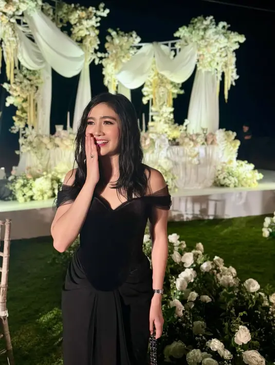 <p>Febby Rastanty tampil mengenakan long dress hitam elegan dengan model bustier lengan off shoulder sheer. Dress model heart neck dipadukan tas Chanel warna senada. [@febbyrastanty]</p>