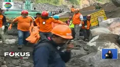 Bencana longsor tersebut terjadi Senin pagi. Tebing setinggi 50 meter tiba-tiba runtuh dan menimpa para penambang yang sedang mengangkut pasir.