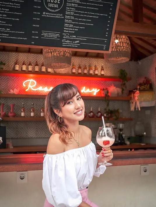 Wanita kelahiran 1982 ini dikabarkan sudah menikah pada Juli 2018 lalu. Louise dikenal dengan aktris yang menutup rapat kehidupan pribadinya. (Liputan6.com/IG/louiseans)