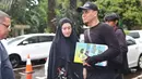 Artis senior Lyra Virna menyambangi Polda Metro Jaya, Kamis (23/3/2018). Lyra datang sekitar pukul 14.30 WIB didampingi suami, Fadlan dan kuasa hukumya Razman Arif Nasution. (Nurwahyunan/Bintang.com)