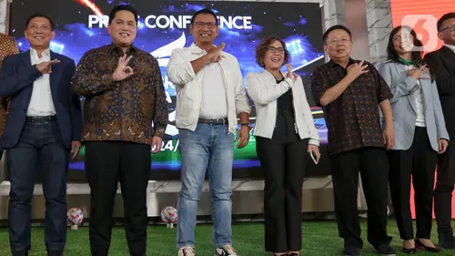 Direktur Utama PT Liga Indonesia Baru (LIB) Ferry Paulus bersama Ketua Umum Persatuan Sepakbola Seluruh Indonesia (PSSI) Erick Thohir, Wakil Direktur Utama PT Bank Rakyat Indonesia (Persero) Tbk Catur Budi Harto dan Direktur Surya Citra Media (SCM) Harsiwi Achmad (kiri ke kanan) usai memberikan keterangan terkait penyelenggaraan BRI Liga 1 Indonesia musim 2024-2025 di di Auditorium Brilian Center BRI, Jakarta, Selasa (6/8/2024). (Liputan6.com/Herman Zakharia)