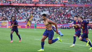 Pemain Barcelona, Ronald Araujo, melakukan selebrasi setelah mencetak gol ke gawang Girona pada laga pekan ke-9 La Liga 2025/2026 di Stadion Olimpic Lluis Companys, Sabtu (18/10) malam WIB. (AFP/Josep Lago)