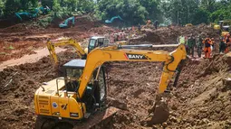 Data terkini per 17 November 2025 menunjukkan perkembangan jumlah korban secara keseluruhan. Total 16 korban telah ditemukan dalam kondisi meninggal dunia, sementara 7 lainnya masih dalam proses pencarian. Tampak dalam foto, tim penyelamat mencari korban setelah longsor menimbun beberapa rumah di Desa Cibeunying, Kabupaten Cilacap, Jawa Tengah, pada Senin 17 November 2025. (Bakhtiar RAHMAN/AFP)