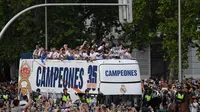 Para pemain Real Madrid merayakan trofi La Liga Spanyol di atas bus di alun-alun Plaza Cibeles di Madrid pada 30 April 2022. Real Madrid mengamankan gelar La Liga ke-35  setelah kemenangan kandang 4-0 atas Espanyol. (AFP/Oscar Del Pozo)