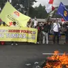Massa dari berbagai elemen yang tergabung dalam tergabung dalam Koalisi Nasional Penyelamat Demokrasi membakar ban bekas saat berunjuk rasa di depan Gedung DPR/MPR, Jakarta, Selasa (5/3/2024). (merdeka.com/Arie Basuki)