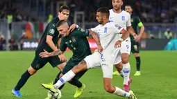 Gelandang Italia, Marco Verratti, berusaha melewati gelandang Yunani, Dimitrios Kourbelis, pada laga Kualifikasi Piala Eropa 2020 di Stadion Olimpico, Roma, Sabtu (12/10). Italia menang 2-1 atas Yunani. (AFP/Alberto Pizzoli)