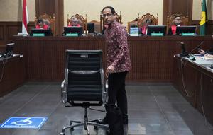 Mantan Menteri Pendidikan, Kebudayaan, Riset, dan Teknologi (Mendikbudristek), Nadiem Anwar Makarim, yang juga salah satu pendiri platform pembayaran dan perusahaan transportasi daring di Indonesia, bersiap mengikuti persidangan di Pengadilan Tindak Pidana Korupsi Jakarta, Rabu 13 Mei 2026. (AP Photo/Tatan Syuflana)