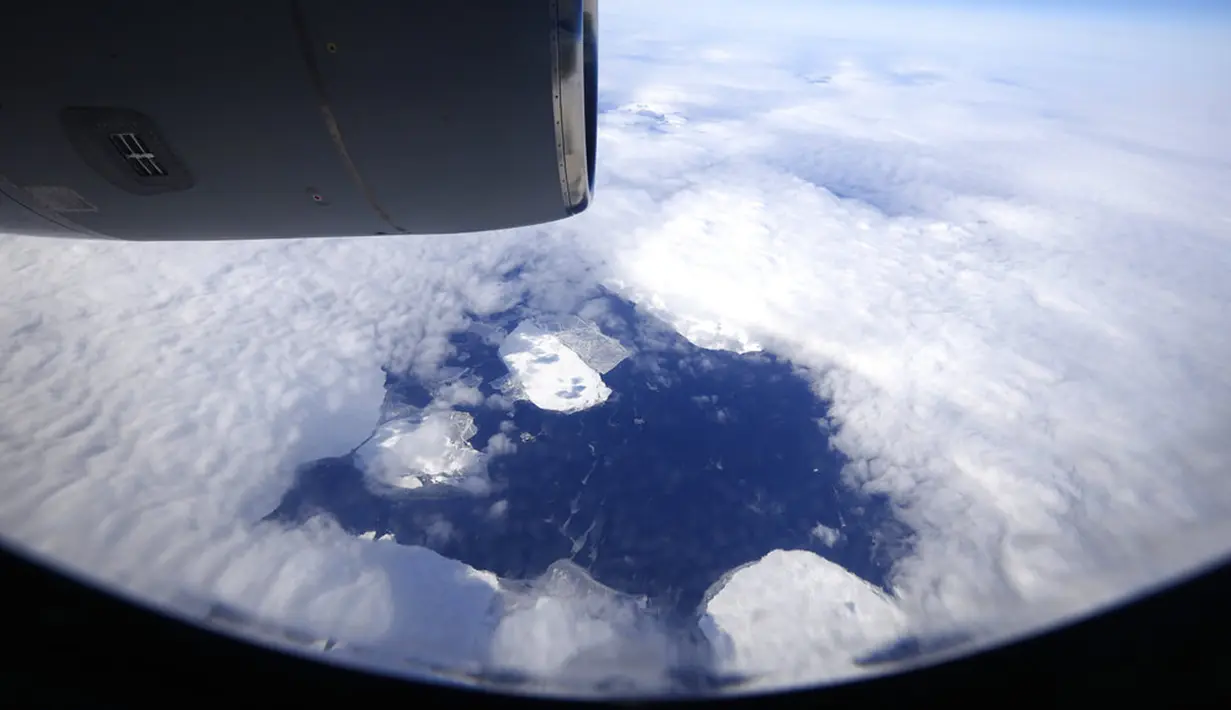 Pemandangan dari udara dekat Pulau Alexandra Land di Kepulauan Franz Josef Land, Rusia, Senin (17/5/2021). Pangkalan militer ini dipenuhi rudal dan radar serta landasan pacu yang dapat menangani semua jenis pesawat, termasuk pembom strategis berkemampuan nuklir. (AP Photo/Alexander Zemlianichenko)