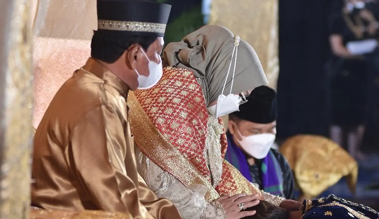 Upacara Adat Balacuik Malapeh Bujang Rizky Billar (Instagram/antv_official)