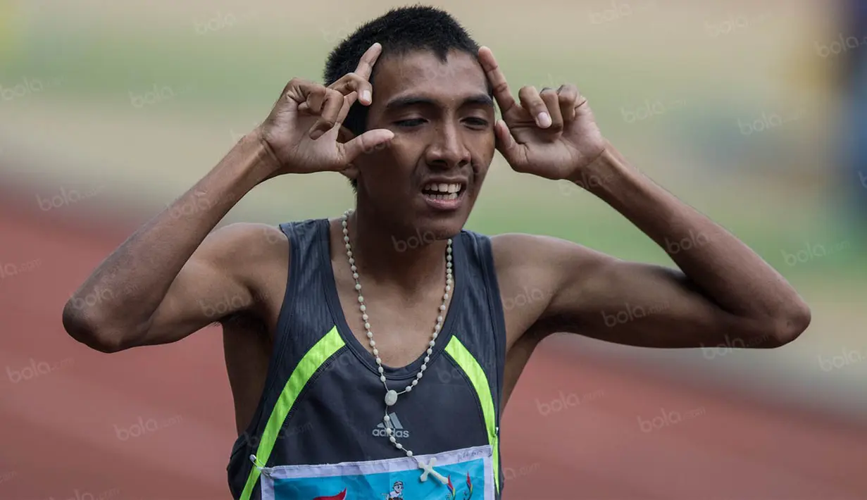 Atlet Sulawesi Selatan, Marionis Deu Seda Seba, melakukan selebrasi usai menyelesaikan lomba nomor 200 meter T +35-36 putra pada Peparnas XV di Stadion Gelora Bandung Lautan Api, Bandung, Kamis (20/10/2016). (Bola.com/Vitalis Yogi Trisna) 