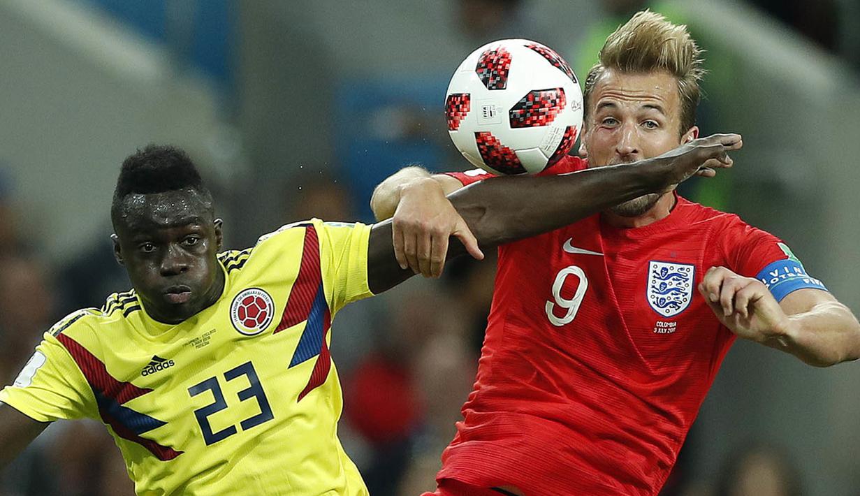 Bek Kolombia, Davinson Sanchez, menjaga ketat striker Inggris, Harry Kane, pada babak 16 besar Piala Dunia di Stadion Spartak, Moskow, Selasa (3/7/2018). Inggris menang 1-1 (4-3) atas Kolombia. (AP/Alastair Grant)