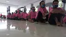 Warga binaan sosial menunggu untuk suntik vaksin Covid-19 AstraZeneca di Panti Sosial Bina Insan, Cipayung, Jakarta, Selasa (14/9/2021). Sebanyak 180 warga binaan sosial telah menerima vaksin Covid-19 sebagai upaya percepatan pemerataan penerima vaksin Covid-19 di DKI. (Liputan6.com/Herman Zakharia)