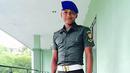 Pemain PS TNI, Abduh Lestaluhu, berpose menggunakan baret biru. (Instagram)