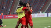 Selebrasi pemain Timnas Indonesia U-22, Ilham Rio Fahmi dkk setelah Muhammad Taufany mencetak gol ketiga ke gawang Vietnam pada laga semifinal cabor sepak bola SEA Games 2023 di Olympic National Stadium, Phnom Penh, Kamboja, Sabtu (13/5/2023). (Bola.com/Abdul Aziz)