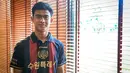 <p>Pratama Arhan berpose di depan fotografer setelah perkenalan pemain baru Suwon FC yang berlangsung di Hotel Sultan, Jakarta, Kamis (15/02/2024) WIB. (Bola.com/Bagaskara Lazuardi)</p>