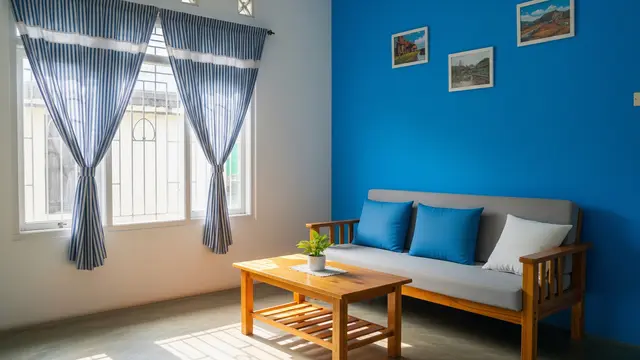 Warna Tirai yang Cocok untuk Tembok Biru - Bermotif