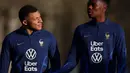 Pemain Timnas Prancis, Kylian Mbappe saat berlatih menjelang Kualifikasi Euro 2024 di Clairefontaine-en-Yvelines pada 21 Maret 2023. Mbappe akan memulai debut sebagai kapten Les Bleus pada 25 Maret 2023 saat melawan Belanda. (AFP/Franck Fife)