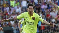 Penyerang Barcelona, Lionel Messi melakukan selebrasi usai mencetak gol ke gawang Atletico Madrid pada laga Liga Spanyol di Stadion Vicente Calderon, Senin (18/5/2015). Barcelona menang 1-0 atas Atletico Madrid. (REUTERS/Andrea Comas)