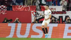 Pemain Sevilla Lucas Ocampos melakukan selebrasi setelah mencetak gol ke gawang Dinamo Zagreb pada pertandingan sepak bola Liga Europa di Stadion Ramon Sanchez Pizjuan, Seville, Spanyol, 17 Februari 2022. Sevilla menang 3-1. (CRISTINA QUICLER/AFP)