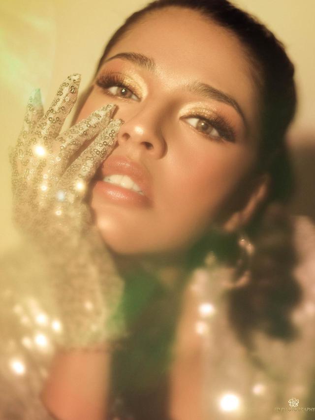 7 Gaya Pemotretan Terbaru Susan Sameh Bertema 'Beyon Silver', Memesona