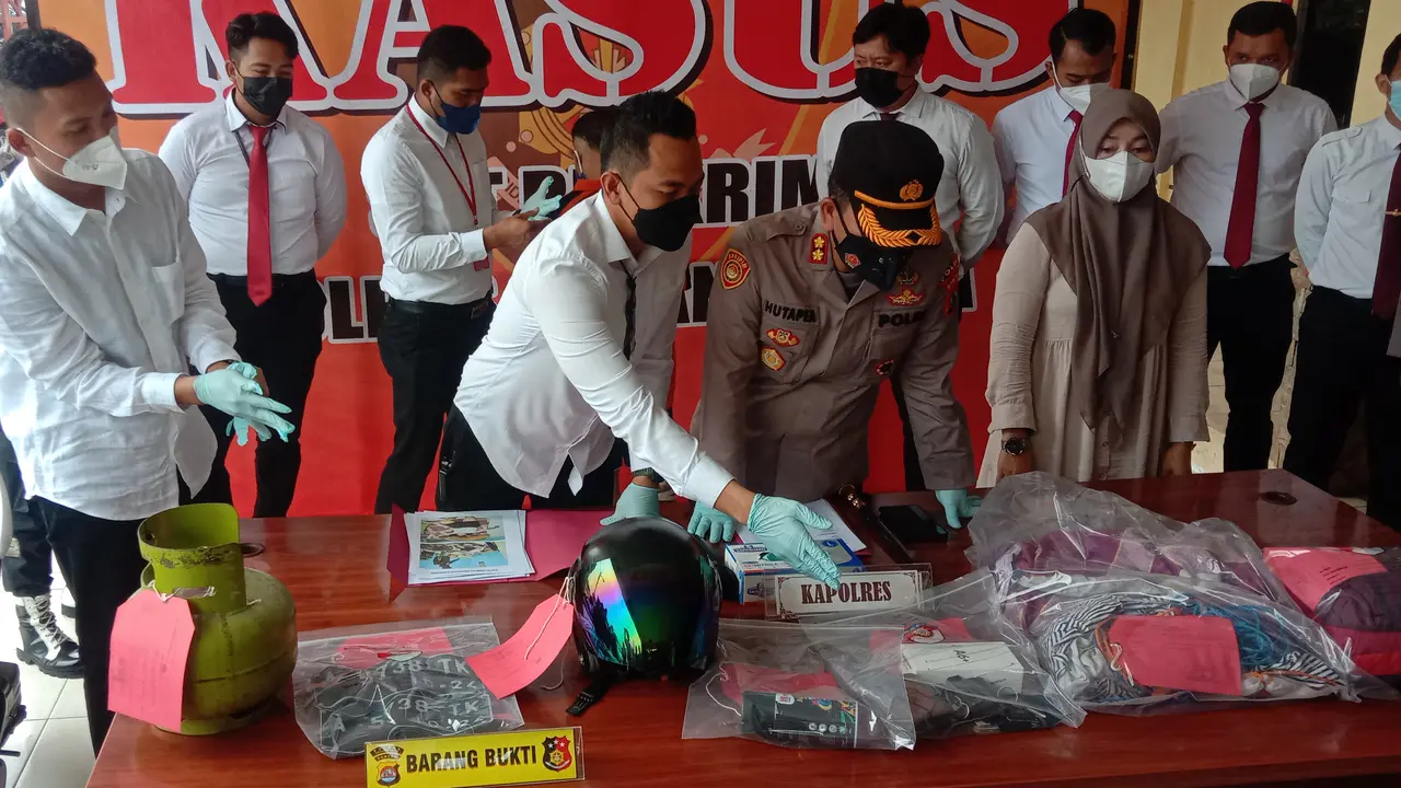 Kapolres Serang Kota, AKBP Maruli Ahiles Hutapea, Menunjukkan Barang Bukti Pembunuhan Wanita Pekerja Hotel Di Kamar Kos. (Senin, 06/09/2021). (Liputan6.com/Yandhi Deslatama).