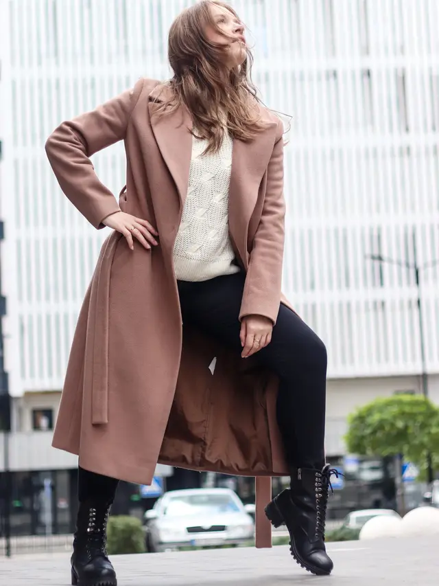 10 Ide Mix and Match Long Coat yang Stylish, Bikin Look Jadi Naik Level