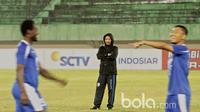 Pelatih Persib Bandung, Djadjang Nurdjaman (tengah) memimpin sesi latihan timnya di Stadion Manahan, Solo, Jumat (24/2/2017). Persib akan bersua Mitra Kukar pada babak 8 besar Piala Presiden 2017. (Bola.com/Nicklas Hanoatubun)
