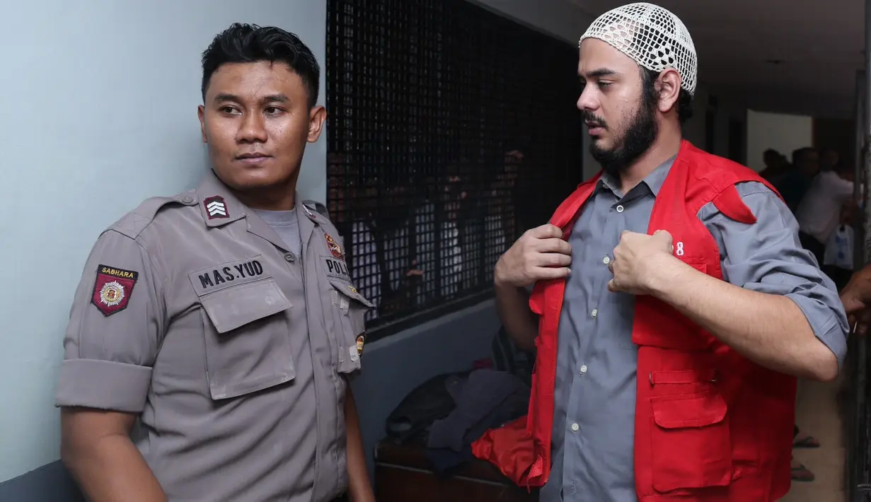 Tak bisa berbuat banyak atas tuntutan jaksa, Rio Reifan hanya bisa pasrah. (Galih W. Satria/Bintang.com)